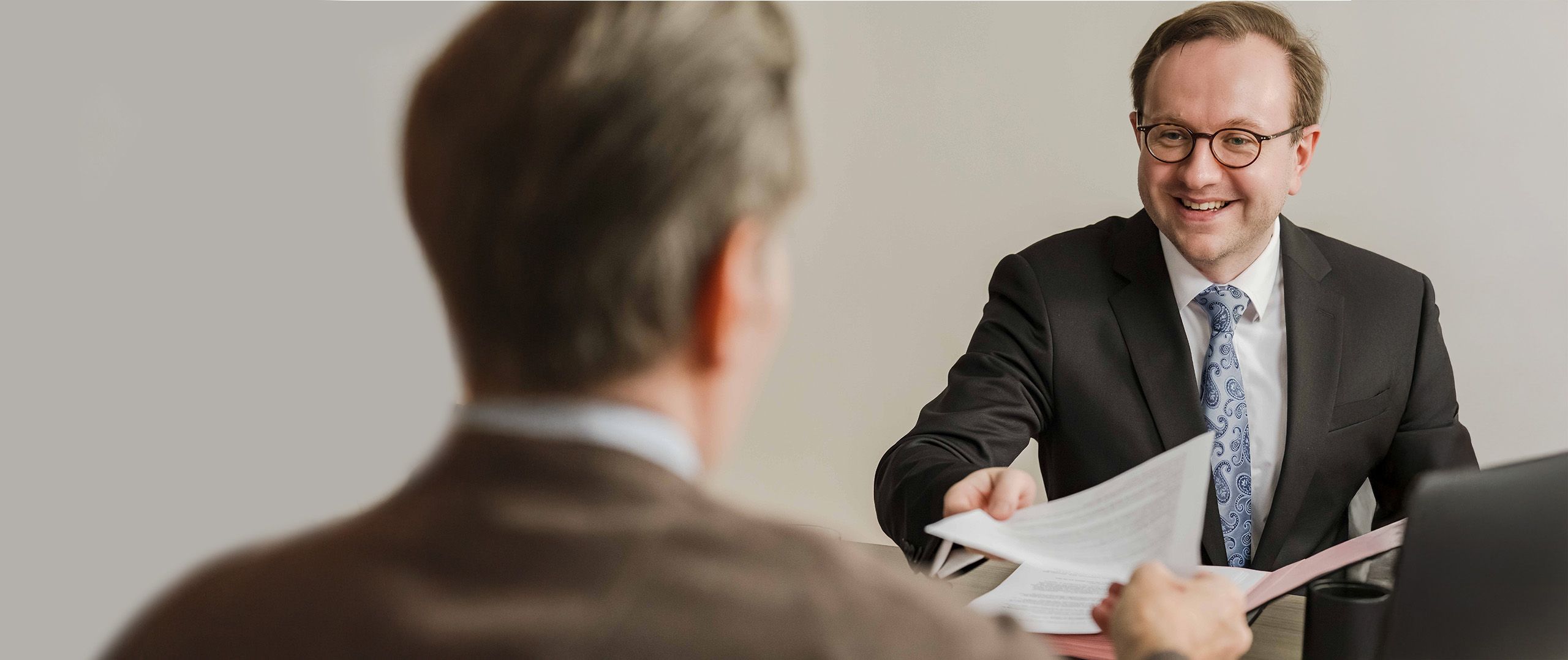Dr. Andreas Hitzel, LL.M (Cambridge) im Kundengespräch
